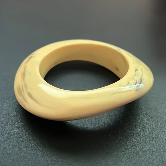 Vintage Plastic Bangle Bracelet, Cream, Black Swirl, Asymmetrical, Retro, Boho - Picture 4 of 9